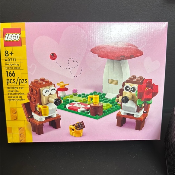 LEGO Hedgehog Picnic Date Set 40711 - Picture 1 of 1